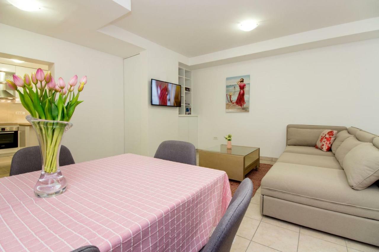 Apartments Leon โปดสตรานา ภายนอก รูปภาพ